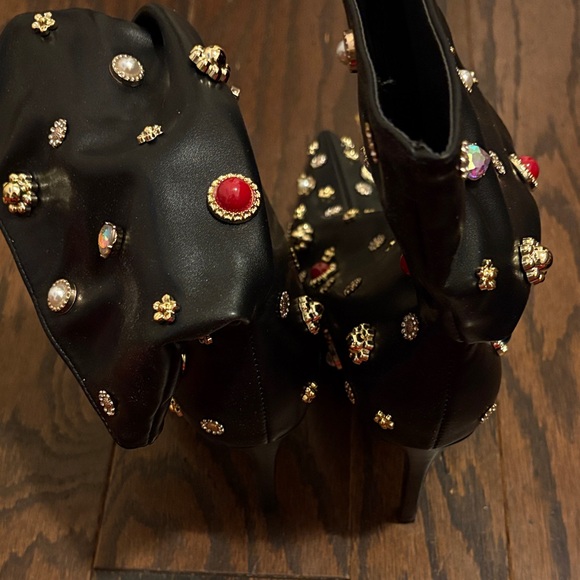 Embellished Black Women's Shoes - Picture 2 of 7